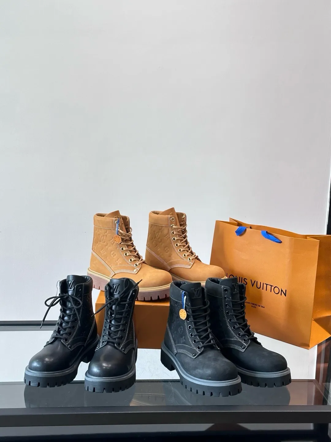 [L Home] Top P: 920💰 Size: 39-44 (45 can be customized) LOUIS VUITTON Louis Vuitton ss25 LV Donkey brand new thick-soled lace-up big-toe shoes men's casual shoes high-top short boots. These boots are crafted from top-grain calf leather for a lightweight and comfortable fit. The thick EVA outsole is embellished with eye-catching ridges, and the trendy attitude of being both strong and soft makes it an everyday choice. ✔Upper: imported first-layer cowhide ✔Lining: cowhide ✔Outsole: original molded outsole